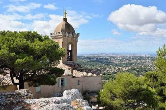 Chapelle sur les hauteurs d’Allauch, entre pins et panorama
