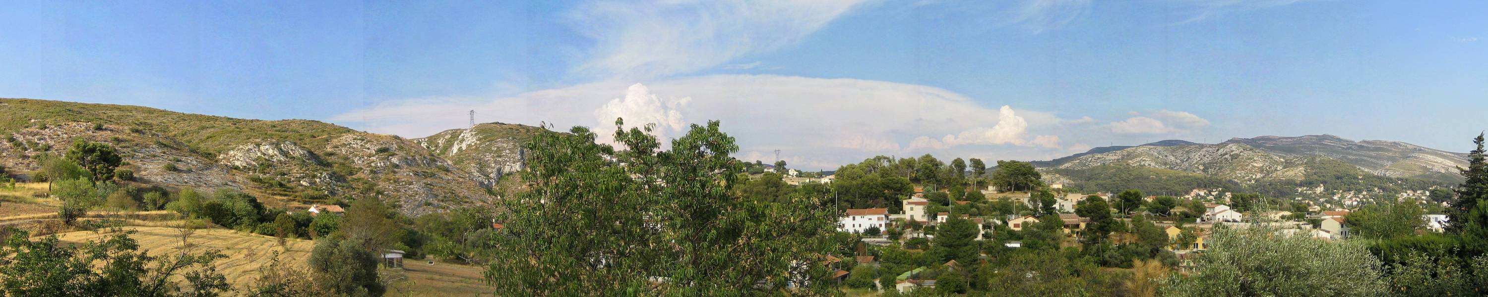 Panorama du village d’Allauch entouré de collines